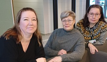 Kuvassa ovat Kainuun Matkalla riittävään vanhemmuuteen -osahankkeen työntekijät Sari Liuski-Ursin, Eija Hujanen ja Jaana Haataja